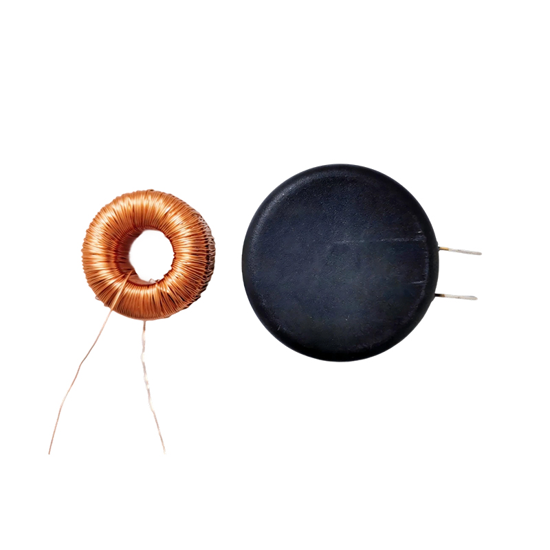 How do inductance coils achieve efficient energy storage and stable output voltage in switching power supplies?